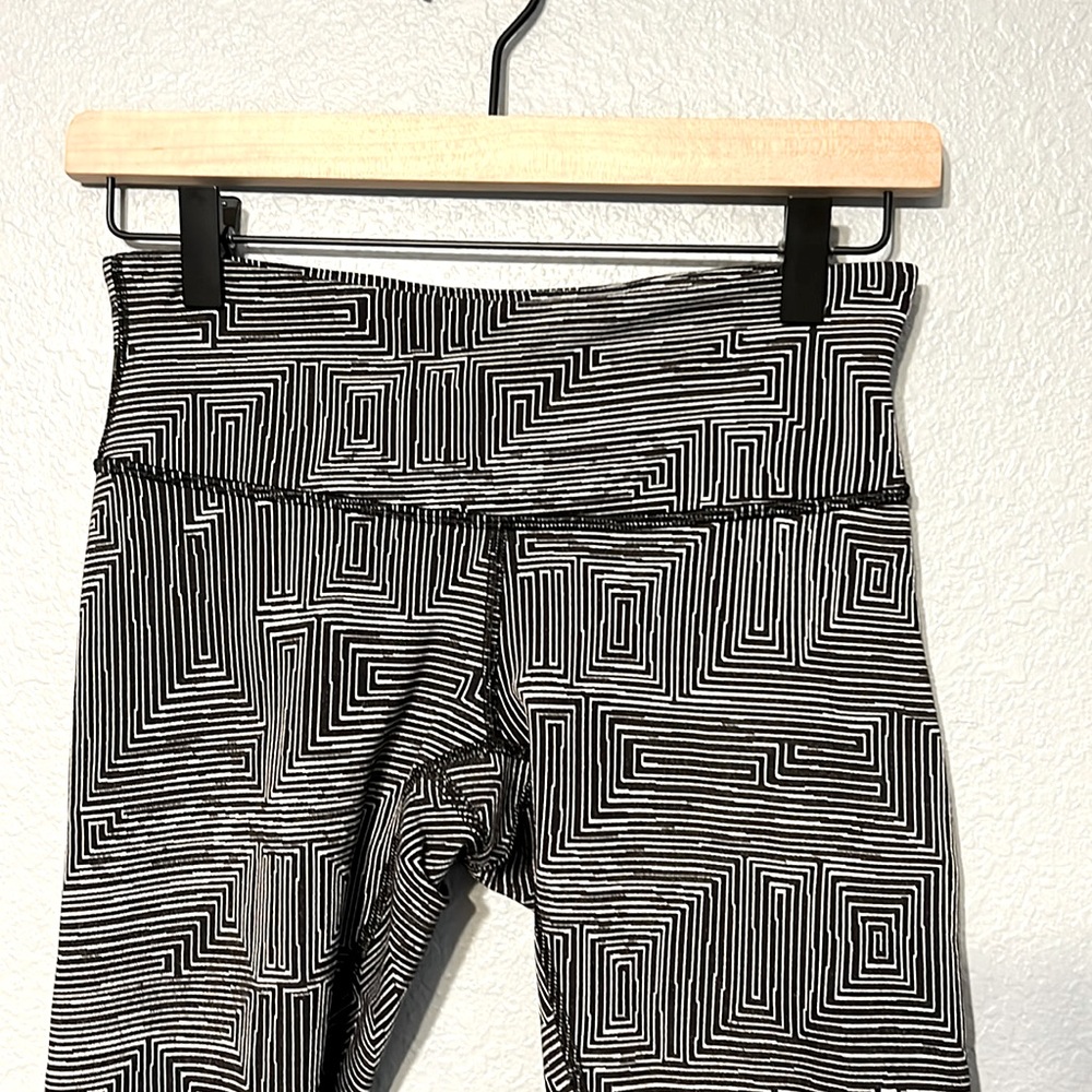Lululemon NWOT Sz4 capri leggings‎